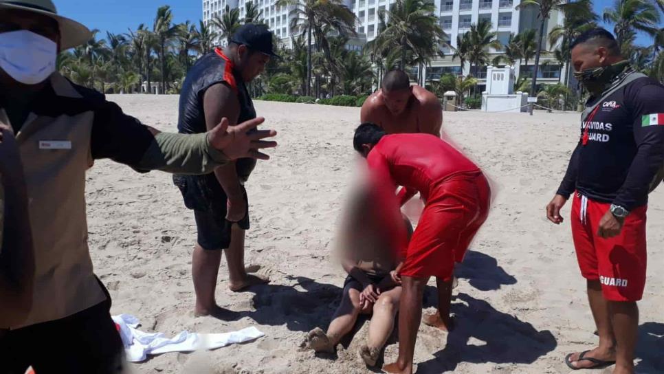 Salvavidas rescatan de morir ahogados a cinco turistas en Mazatlán