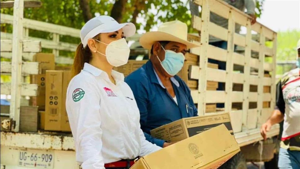 Encabeza Nubia Ramos entrega de apoyos en comunidades de El Fuerte