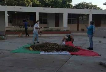 Usan la bandera como recogedor de basura en primaria de Camajoa