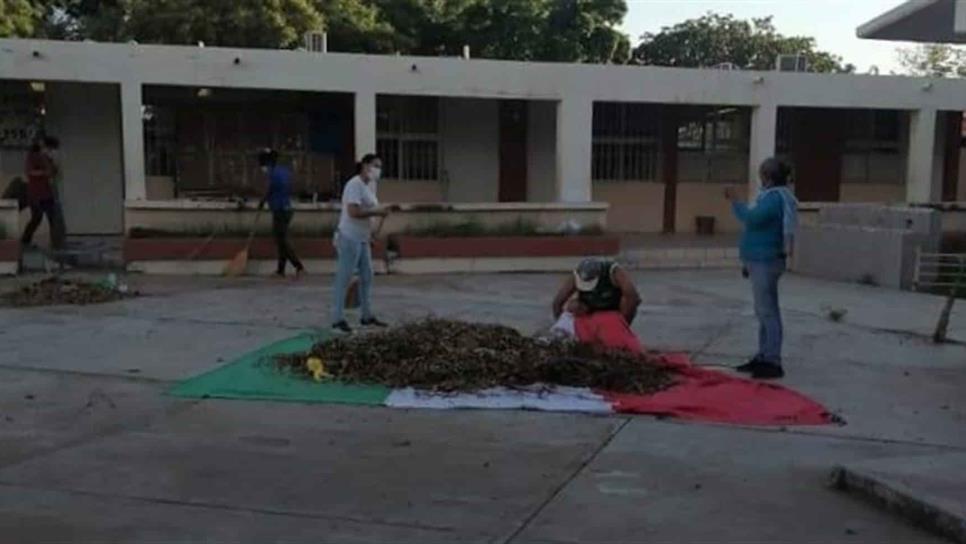 Usan la bandera como recogedor de basura en primaria de Camajoa