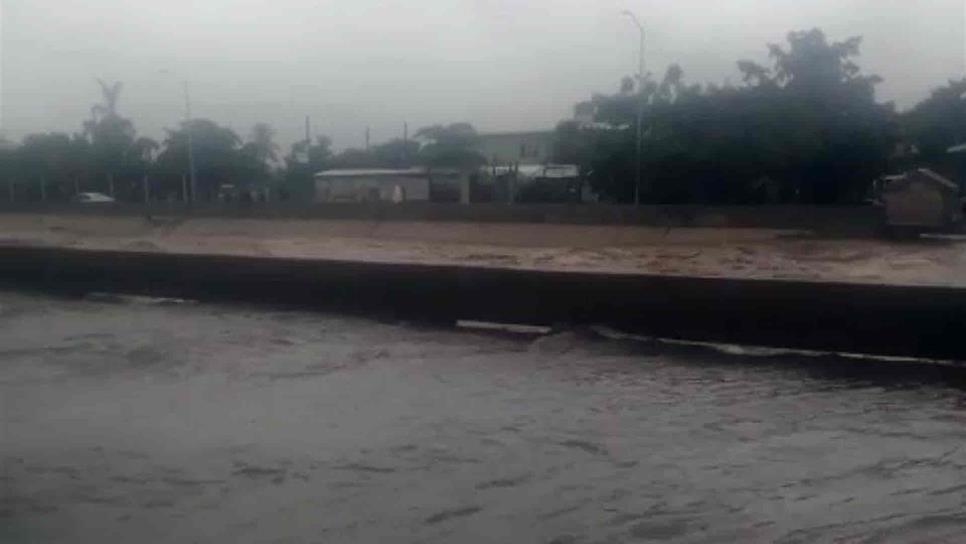 Se desbordan arroyos en Mazatlán