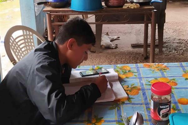 Niños de telesecundarias migrantes, sin tecnología para las clases en línea