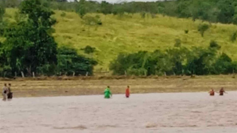 Tras 19 horas, rescatan a 3 personas atrapadas en un árbol en San Ignacio