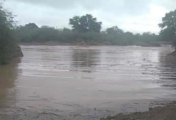 Crecida de arroyos deja incomunicados a habitantes de Tres Garantías, El Fuerte