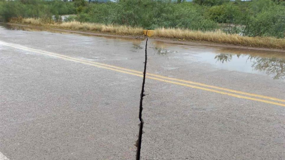 Ante riesgo por arroyo, habitantes de Sibajahui cierran carretera a El Fuerte