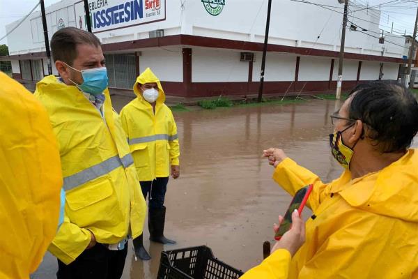 Encabeza Juan Fierro recorrido de supervisión tras lluvias en Ahome