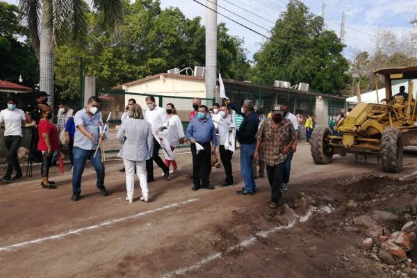 Dan banderazo de inicio a obras de pavimentación en Cerrillos, Ahome