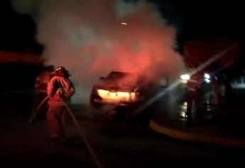 Se incendia camioneta de la SCT en Los Mochis: termina calcinada