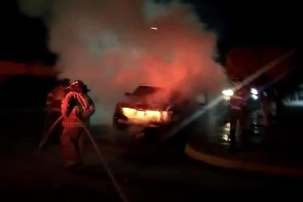 Se incendia camioneta de la SCT en Los Mochis: termina calcinada