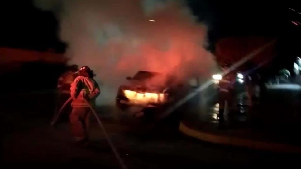 Se incendia camioneta de la SCT en Los Mochis: termina calcinada