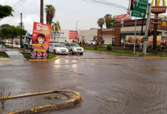 Tormenta eléctrica derriba árboles y causa  inundaciones de 50 mm en calles de Los Mochis