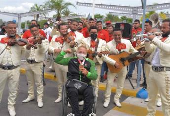 Reciben a Rosa María Guerrero entre aplausos y cánticos