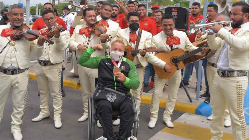 Reciben a Rosa María Guerrero entre aplausos y cánticos