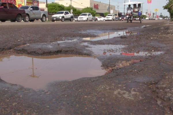 Y con las lluvias... resurgen baches sobre la Independencia en Los Mochis