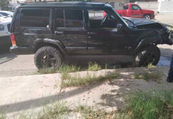 Choque en el Centro de Los Mochis deja dos lesionados y daños materiales