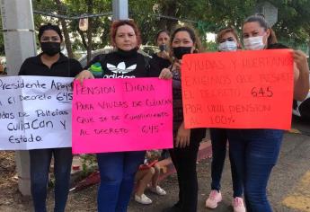 Viudas y policías de Culiacán abordan a AMLO y se compromete a atender su caso