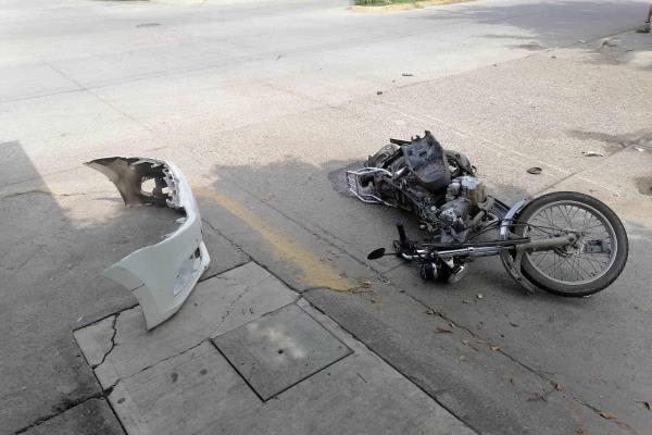 Repartidor de conocida plataforma queda herido en choque contra un auto en Mazatlán