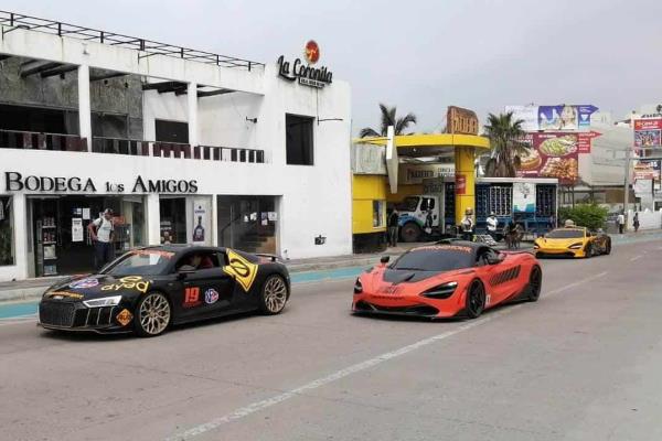 Autos de lujo maleconean por Mazatlán