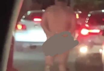 Graban a hombre caminando desnudo y atado de manos en Culiacán