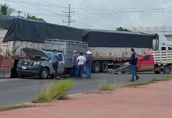 Daños materiales tras choque de tráiler contra camionetas a la salida sur de Mazatlán