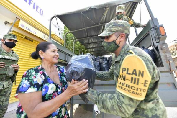 Llegan apoyos federales a damnificados mazatlecos 
