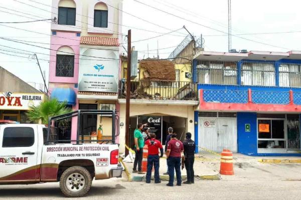 Colapsa techo de un edificio en el Centro de Los Mochis