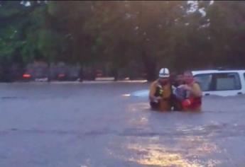 Rescata PC Culiacán a hombre de inundación en Capilla de Malverde