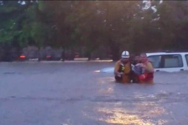 Rescata PC Culiacán a hombre de inundación en Capilla de Malverde