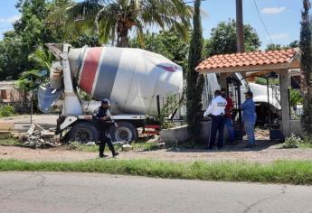 Se le poncha llanta a revolvedora y tumba parte de un domicilio en Navolato