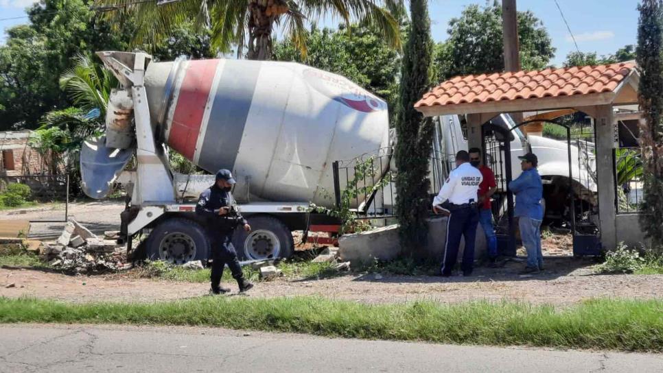 Se le poncha llanta a revolvedora y tumba parte de un domicilio en Navolato