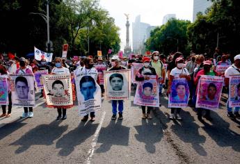 Presidente de México promete resolver este año el caso Ayotzinapa
