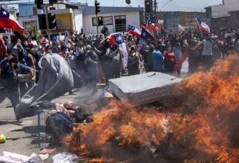 Chilenos antimigrantes le queman sus pertenencias a venezolanos