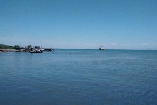 Barco camaronero se salva de naufragar en la Bahía del Perihuete, Guasave