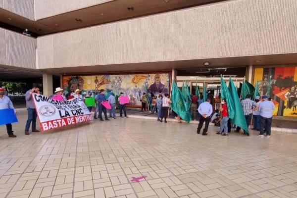 Integrantes de la UNTA exigen entrega de viviendas en Palacio de Gobierno