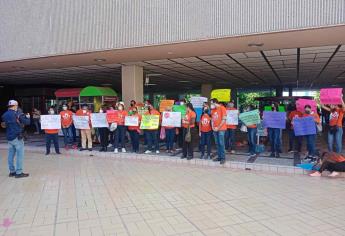 Se manifiestan trabajadores de Cecyte en Gobierno