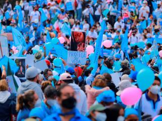 Miles de personas tiñen de azul la Ciudad de México en contra del aborto Miles de personas tiñen de azul la Ciudad de México en contra del aborto