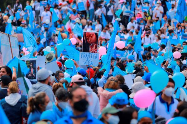 Miles de personas tiñen de azul la Ciudad de México en contra del aborto
