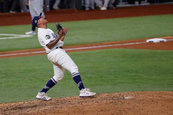 Urías es campeón de triunfos en las Mayores y los Dodgers buscan el título