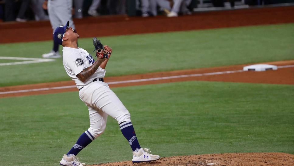 Urías es campeón de triunfos en las Mayores y los Dodgers buscan el título