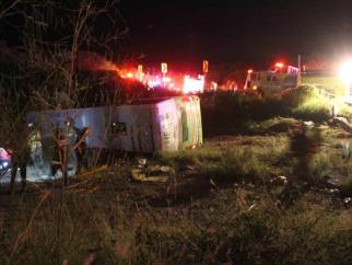 Niño de 3 años muerto y 28 heridos, saldo de volcadura de autobús Niño de 3 años muerto y 28 heridos, saldo de volcadura de autobús