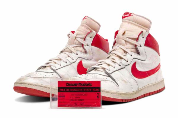 Sothebys subastará tenis de Michael Jordan valoradas en 1,5 millones