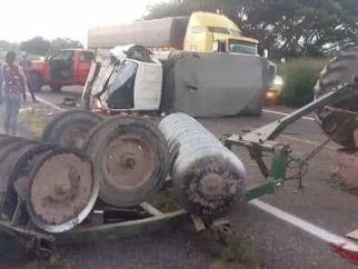 Unidad de carga choca por alcance contra tractor en la carrtera México 15, en Escuinapa Unidad de carga choca por alcance contra tractor en la carrtera México 15, en Escuinapa