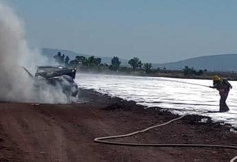 Tras un cortocircuito, camioneta termina calcinada en Angostura