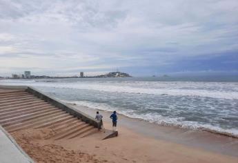Alerta Escuadrón de Salvamento Acuático sobre fuerte oleaje en playas de Mazatlán