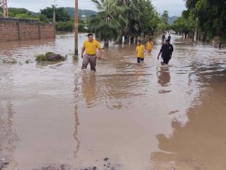 Evacuan a 42 personas en Escuinapa tras inundaciones Evacuan a 42 personas en Escuinapa tras inundaciones