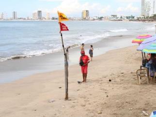 Reabren algunas zonas de playa de Mazatlán a bañistas Reabren algunas zonas de playa de Mazatlán a bañistas