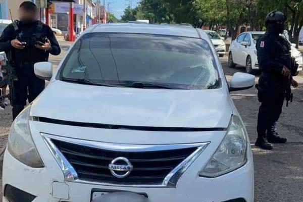 Hombre viajaba a exceso de velocidad en carro robado y lo detienen en Culiacán