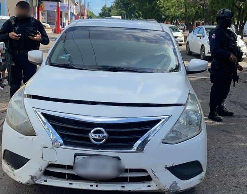 Hombre viajaba a exceso de velocidad en carro robado y lo detienen en Culiacán