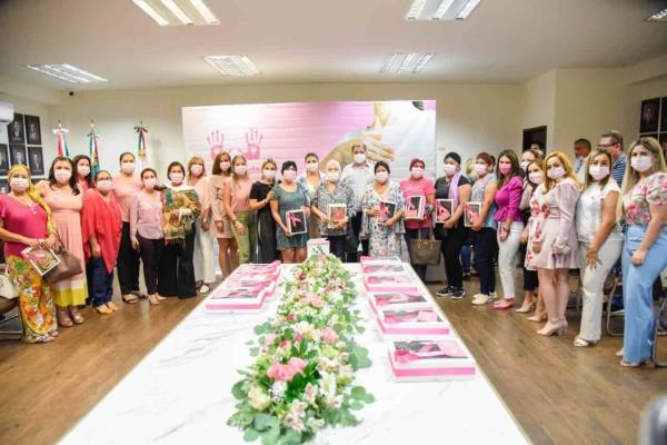 Entrega DIF Ahome pelucas dentro de la campaña «No te rindas, no estás sola»