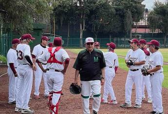 El presidente de México sufre un «pequeño desgarre» jugando a béisbol